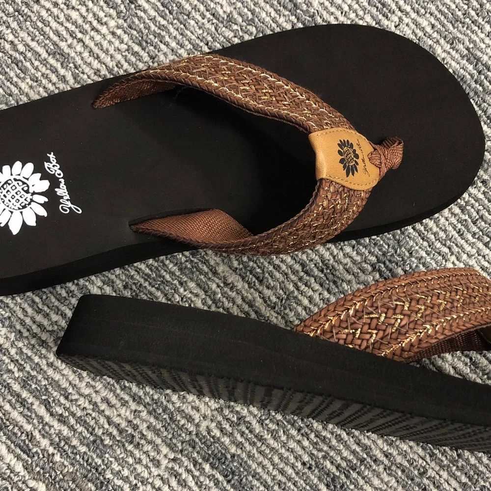 NWOT! Yellow Box Woven Brown Flip Flops Size 9M - Picture 10 of 10